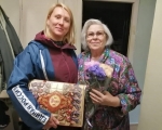 Члены Партий "Единая Россия", "Пенсионеры России" и волонтеры Победы поздравили ветеранов-медиков в Мончегорске